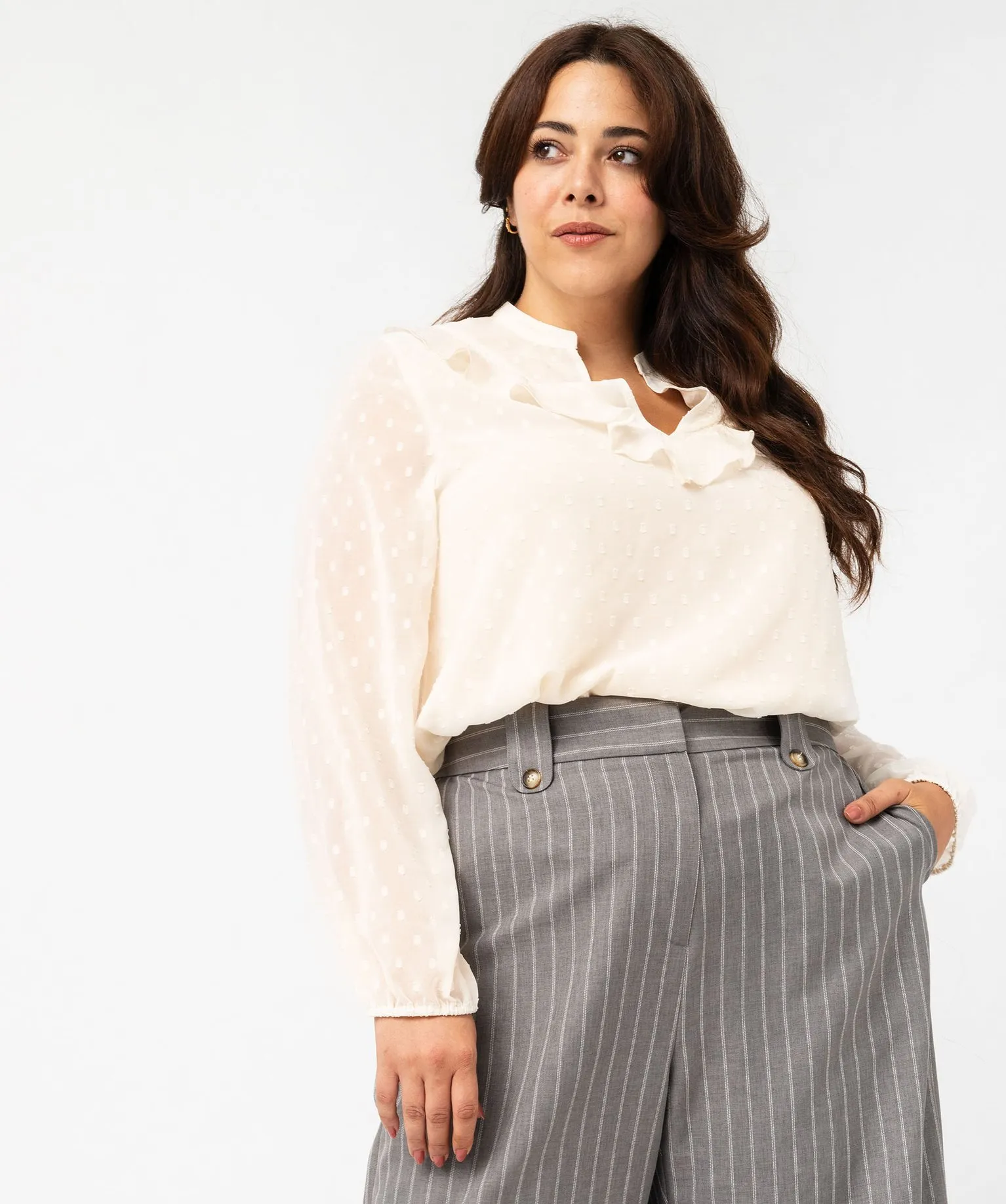 Blouse manches longues en voile plumetis à col V femme grande taille ecru