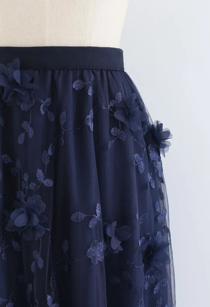 Jupe mi-longue en tulle brodé de fleurs en maille 3D en bleu marine