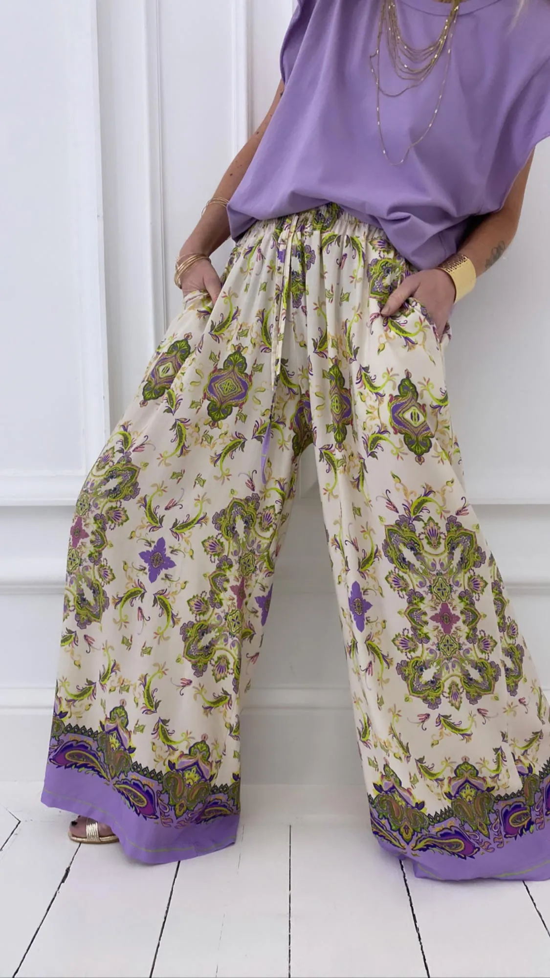 Pantalon violet fluide à motifs bohème