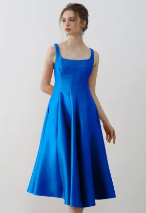 Robe caraco en satin poli à ourlet évasé en bleu royal