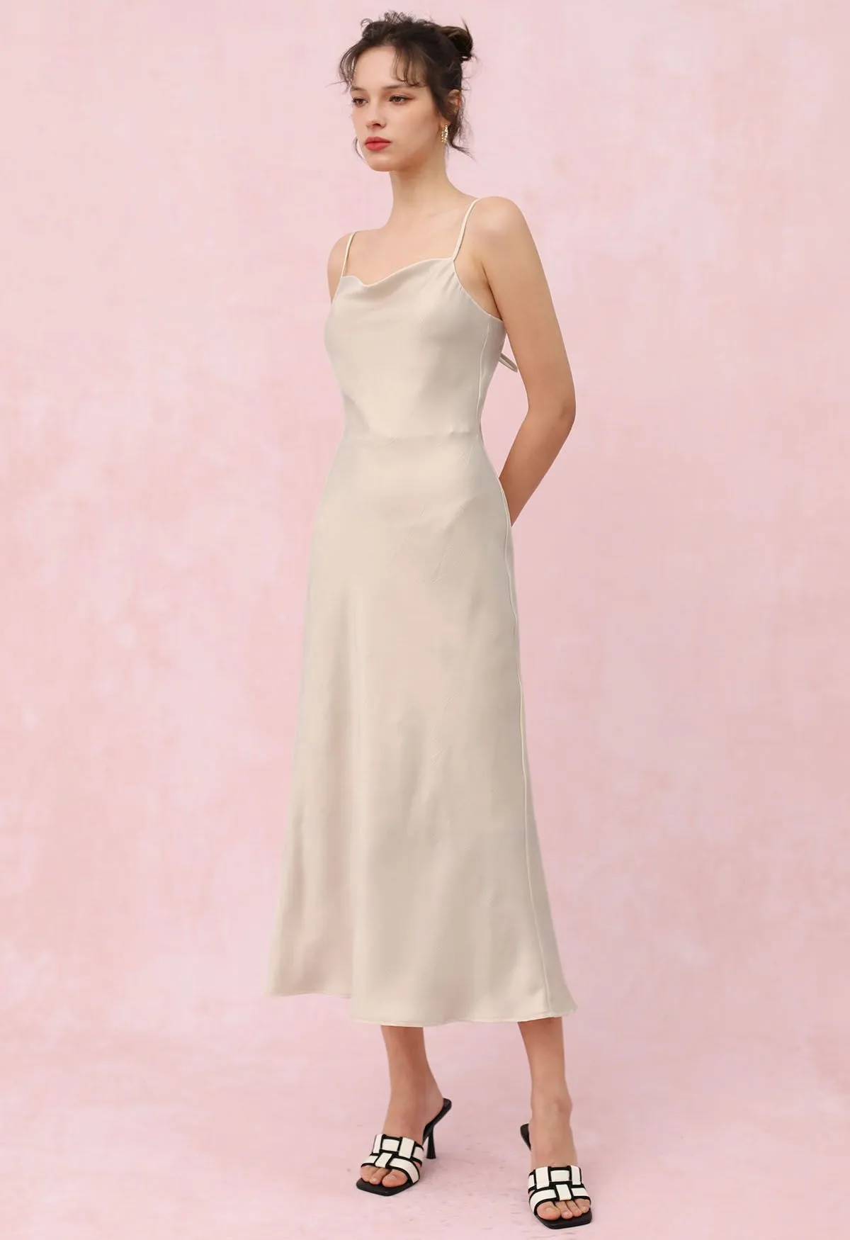 Robe caraco en satin à dos nu et lien à cordon de serrage, ivoire