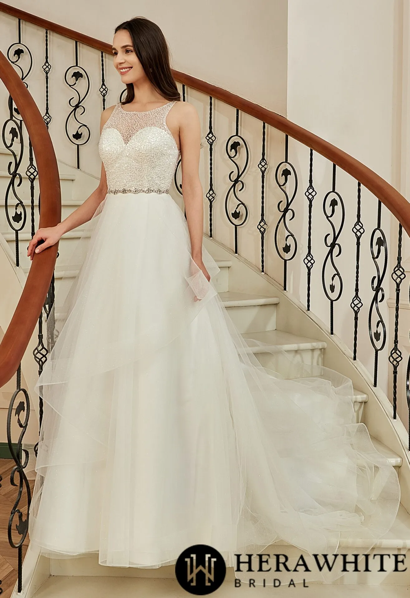 Robe de bal à corsage perlé avec jupe en tulle et volants brillants