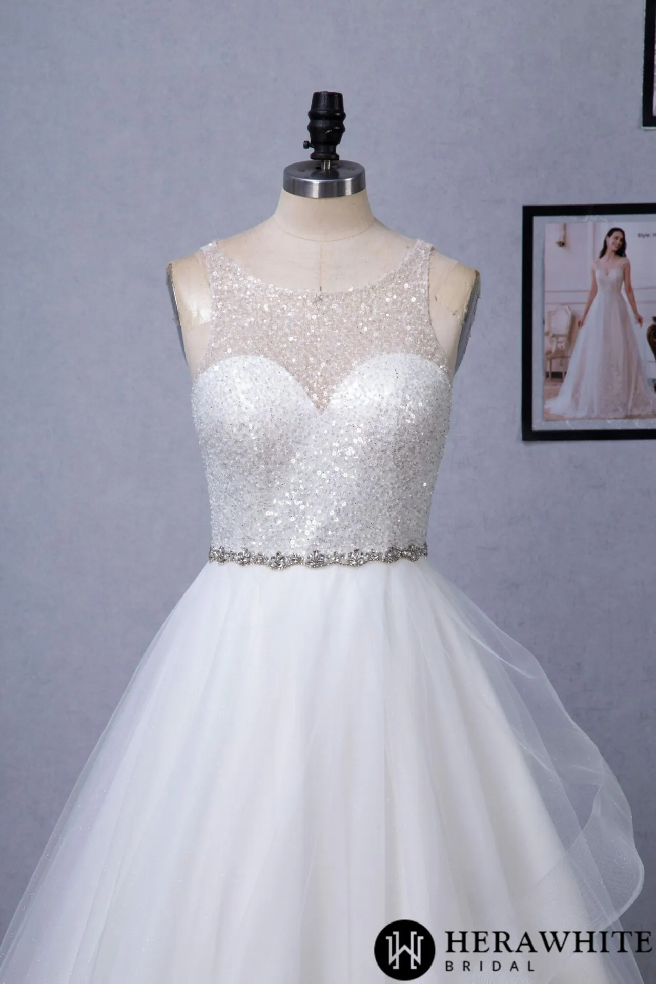 Robe de bal à corsage perlé avec jupe en tulle et volants brillants