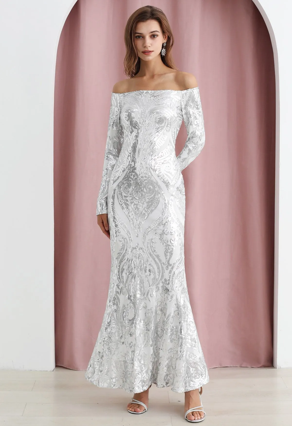 Robe longue pailletée à manches longues et épaules dénudées