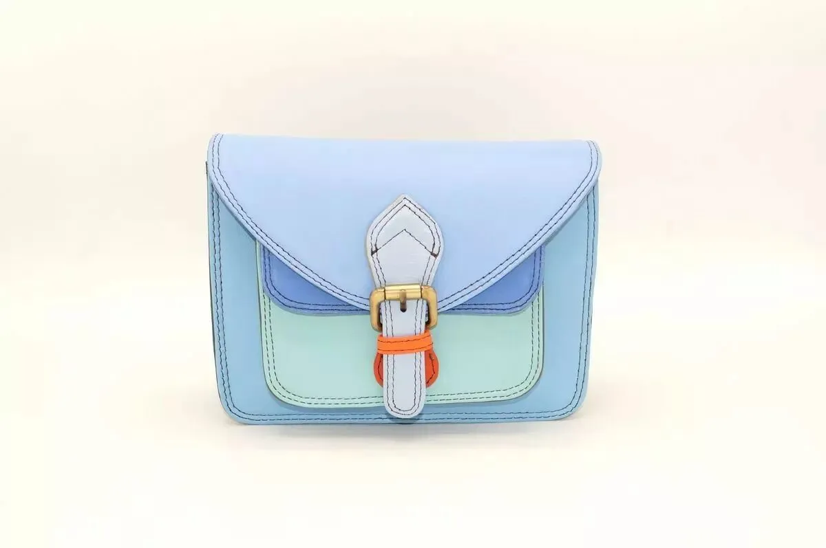Sac besace en cuir bleu à détail orange