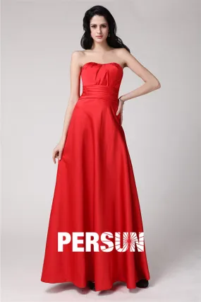 Simple robe rouge en satin à grand nœud au derrière